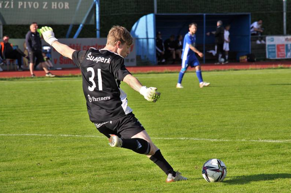 Jakub Žanda během utkání proti HFK Olomouc, kdy debutoval v základu divizního Áčka (foto Šumperský deník)